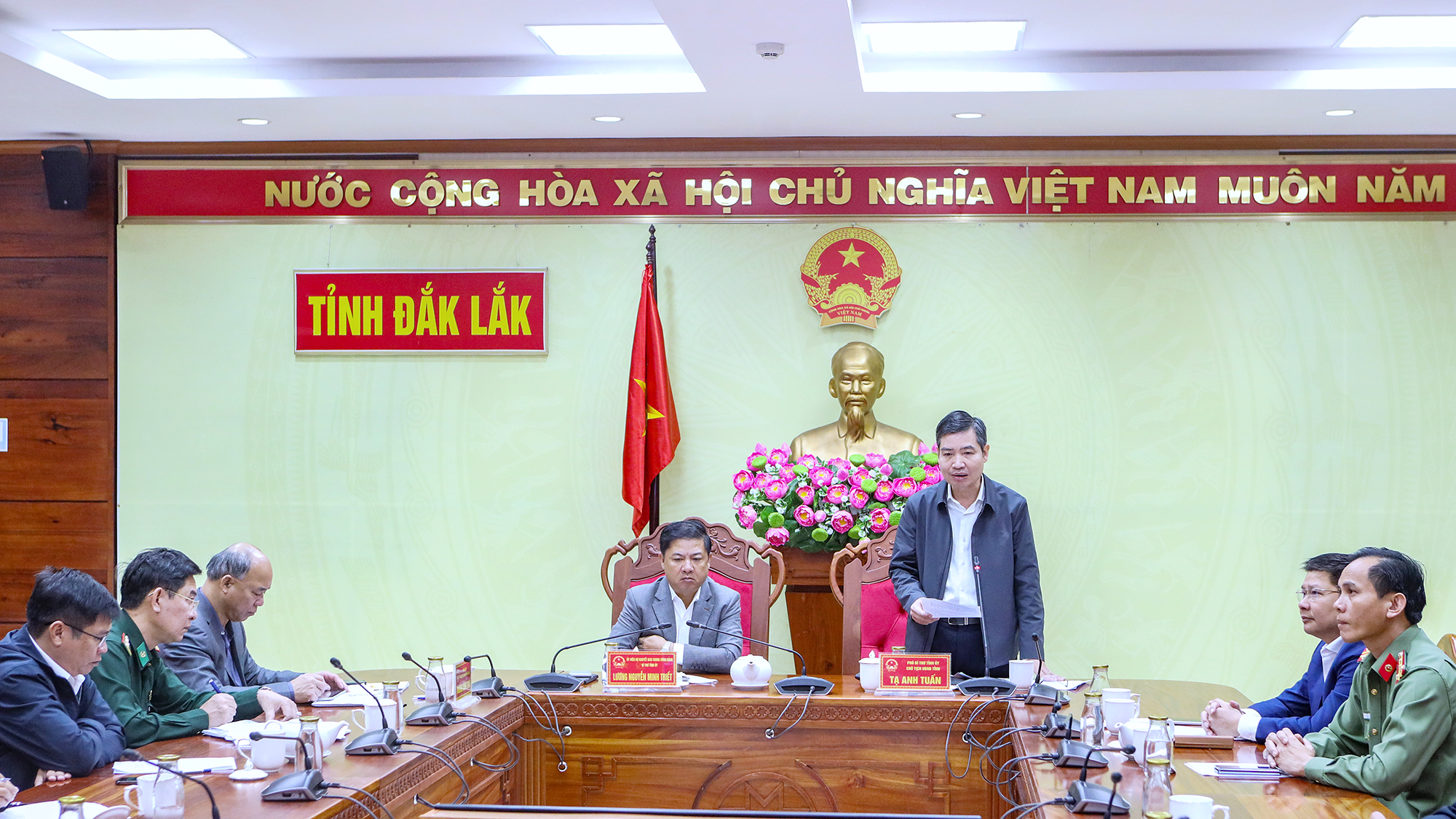 Hoàn thành xây dựng lại, sửa chữa nhà ở cho các hộ dân có nhà ở bị sập, đổ, lũ cuốn trôi, hư hỏng nặng do bão, lũ chào mừng Đại hội đại biểu toàn quốc lần thứ XIV của Đảng